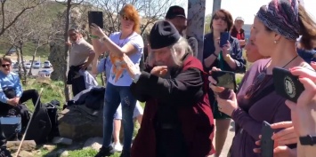 Грузинский священник сорвал уличный концерт Гребенщикова