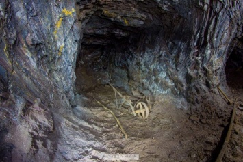 Уникальные дореволюционные артефакты подняли из шахты криворожские экстремалы