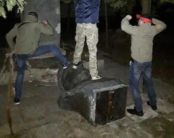 В Черниговской области вандалы сбросили бюст генерала Ватутина