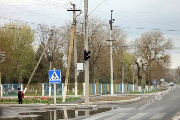 В селе под Одессой на опасном перекрестке установили светофор (фото)