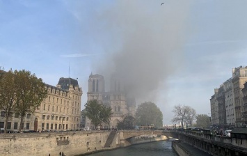 В Париже загорелся Собор Парижской Богоматери