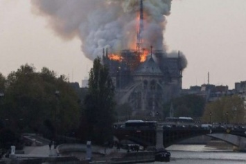 В столице Франции загорелся собор парижской Богоматери