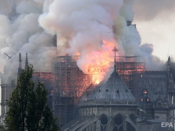 В соборе Парижской Богоматери произошел пожар