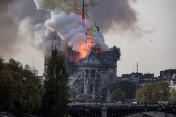 Собор Парижской Богоматери утрачен, огонь не остановить, крыша рухнула: новые кадры
