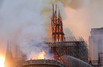 Мощный пожар произошел во всемирно известном Соборе Парижской Богоматери