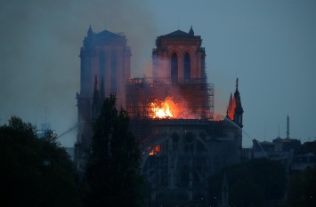 Пожар в Соборе Парижской Богоматери: пожарные продолжают тушить огонь