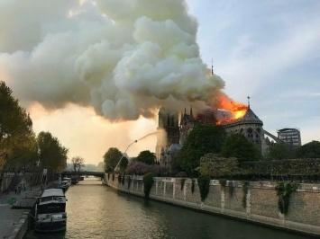 Пожар в Соборе Нотр-Дам потушить невозможно, огня все больше: «утрачено безвозвратно»