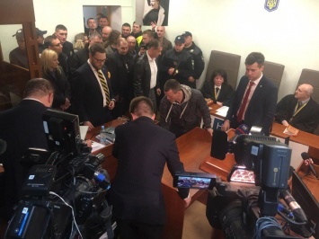 На заседании суда по мере пресечения для Савченко и Рубана присутствуют восемь адвокатов