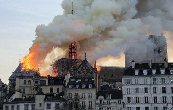 Во Франции загорелся Собор Парижской Богоматери