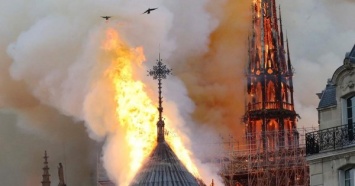 Собор Парижской Богоматери едва не сгорел дотла (ФОТО и ВИДЕО)