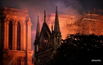 Пожар в Нотр-Дам: проиведения искусств удалось спасти, собор тушат