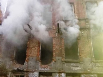 В Днепре почти час тушили горящее здание напротив Мост-Сити, - ФОТО