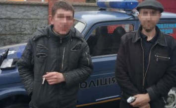 На Днепропетровщины двое пьяных мужчин устроили стрельбу посреди улицы (ФОТО)