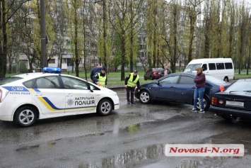 В Николаеве «Опель» улетел на газон после того, как в него врезался «Ниссан»