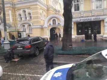 Утренний переполох на Пушкинской: вместо бомбы под автомобилем нашли кое-что другое