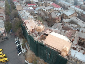 На фасаде Доме Руссова начали монтировать лепнину и собирать крышу: здание откроют взорам до конца года