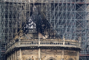 Из пожара в соборе Нотр-Дам успели вытащить треть реликвий, их отдадут в Лувр на хранение