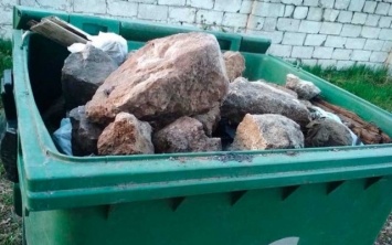 В Днепре вандалы бросают камни в мусорные контейнеры