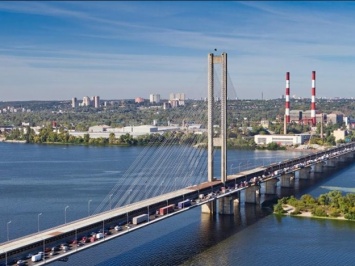 Объезжай: в Киеве из-за аварии в обоих направлениях ограничено движение по Южному мосту