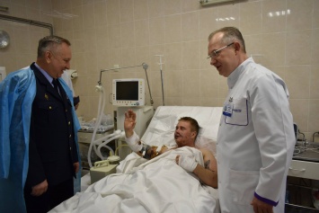 В больницу Мечникова передали новый аппарат для лечения раненых саперов