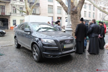Монах испугался GPS-трекера в своем Audi Q7
