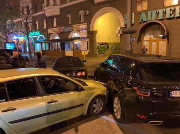 В Харькове пьяный водитель врезался в два припаркованных автомобиля, - ФОТО
