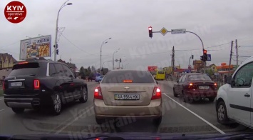 Самый дорогой внедорожник в мире едет по Киеву на красный свет по встречной (видео)