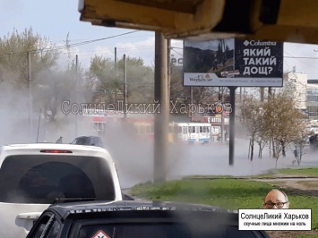 В Харькове - потоп: автомобили не могут проехать (фото, видео)