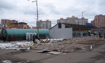 На месте демонтированных МАФов возле станции метро "Академгородок" начали возводить новые павильоны