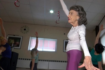 100-летняя преподавательница йоги раскрыла секрет долголетия