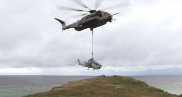 Видео: самый большой американский вертолет перевозит на тросе новую версию «Кобры»