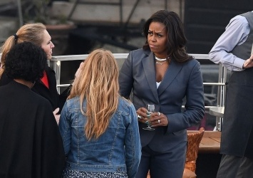Мишель Обама оказалась рядом с собором Парижской Богоматери во время пожара