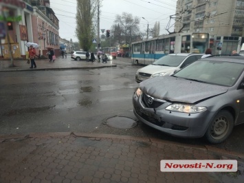 В центре Николаева столкнулись «Мазда» и «Форд»: на проспекте пробка