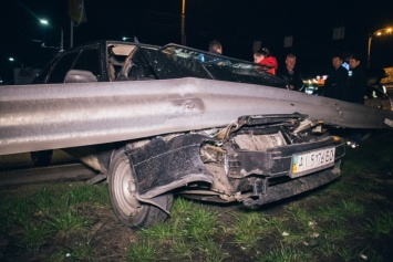 В Киеве ВАЗ пересек пять полос Окружной поперек и влетел в отбойник. ВИДЕО