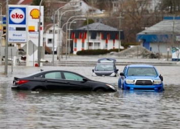В Канаде сильный потоп накрыл целый город. Видео