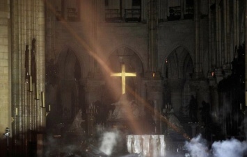 ''Бог существует!'' Пожар в соборе Парижской Богоматери заставил женщину поверить в чудо