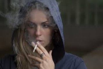 Женщину наказали за курение дочери