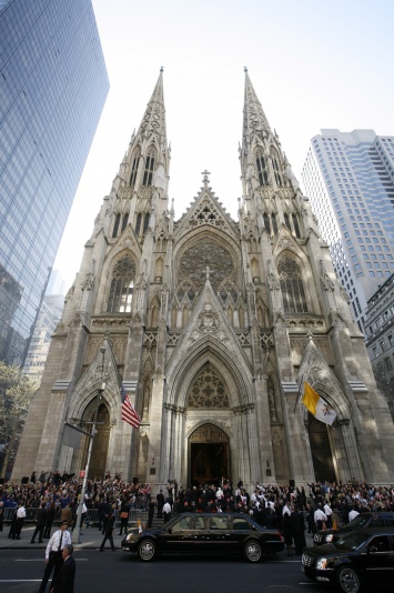 В кафедральном соборе Нью-Йорка арестован мужчина с двумя канистрами бензина