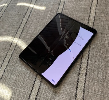 Новый складной смартфон Samsung сломался в руках обозревателя спустя два дня использования