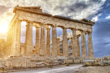 В Акропольский холм в Афинах попала молния, пострадали четыре человека