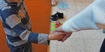 Соседи и соцслужбы затравили усыновившую ребенка с ВИЧ новосибирскую семью