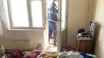 В Киеве двухлетняя девочка выпала с шестого этажа