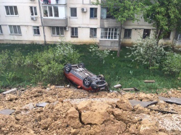 МЧС Севастополя: Три автомобиля упали в обрыв при обрушении грунта на парковке
