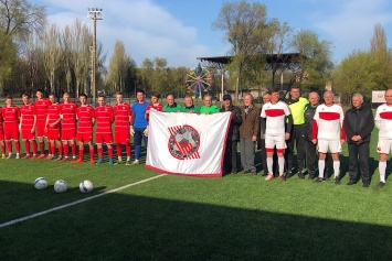 В Кривом Роге 60-летие ФК "Кривбасс" отметили матчем между молодежью и ветеранами