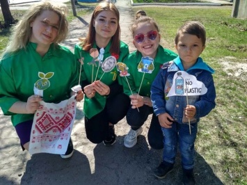 Мирноградские школьники провели экологическую акцию «Сохраним окружающую среду вместе!»