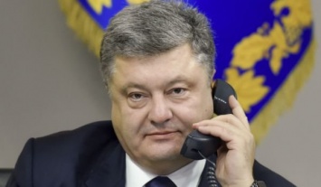 Порошенко звонит украинцам и просит поддержать его на выборах