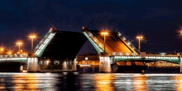 Итальянец на каршеринге попытался перелететь разведенный мост в Петербурге