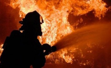 В Сумской области из-за пожара в хозяйственной постройке чуть не сгорел жилой дом
