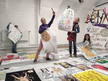 Рисовали три месяца: в Харькове ночью сорвали выставку детских плакатов