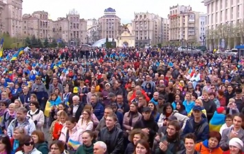 В центре Киева проходит акция в поддержку Порошенко